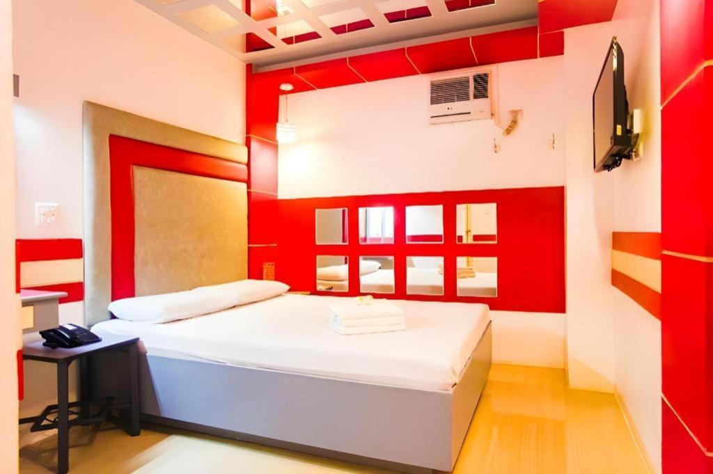 Hotel 99 Monumento Caloocan Exterior photo