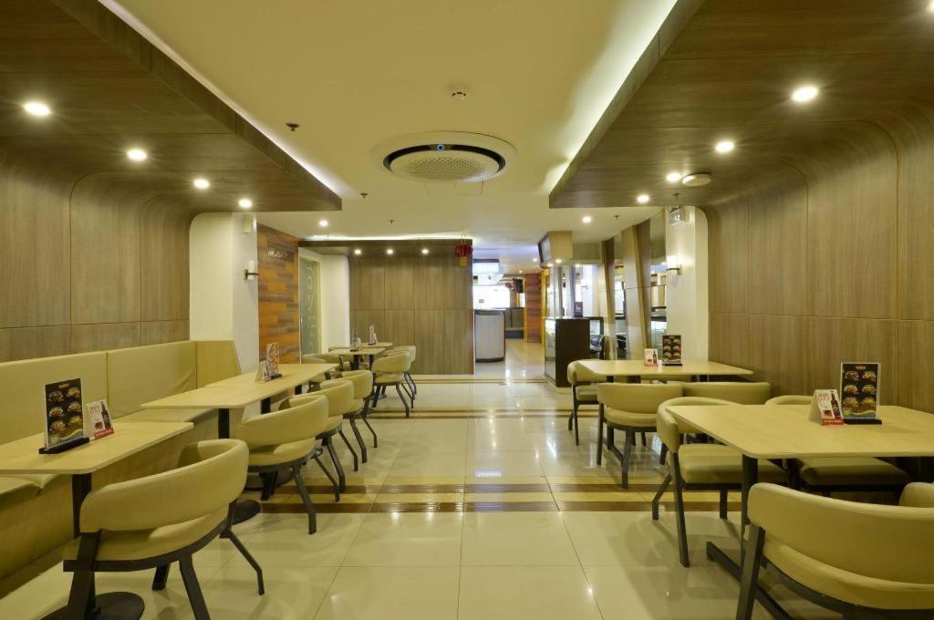 Hotel 99 Monumento Caloocan Exterior photo